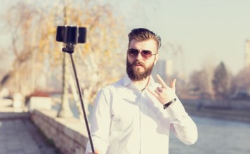 La perche à selfie : objet pratique ou dangereux ?