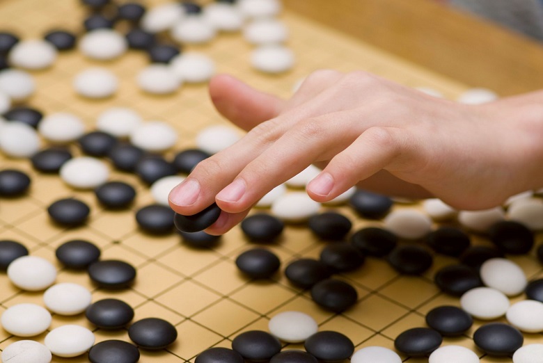 Faut-il avoir peur du robot AlphaGo ?
