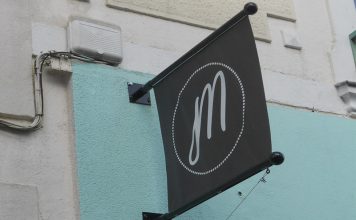 Pourquoi utiliser une enseigne drapeau pour la visibilité de son entreprise ?