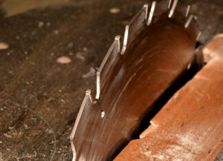 Comment couper droit avec une scie sauteuse ? scie sauteuse