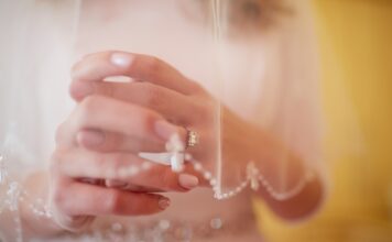Comment aider votre fille à choisir sa bague de fiançailles ?