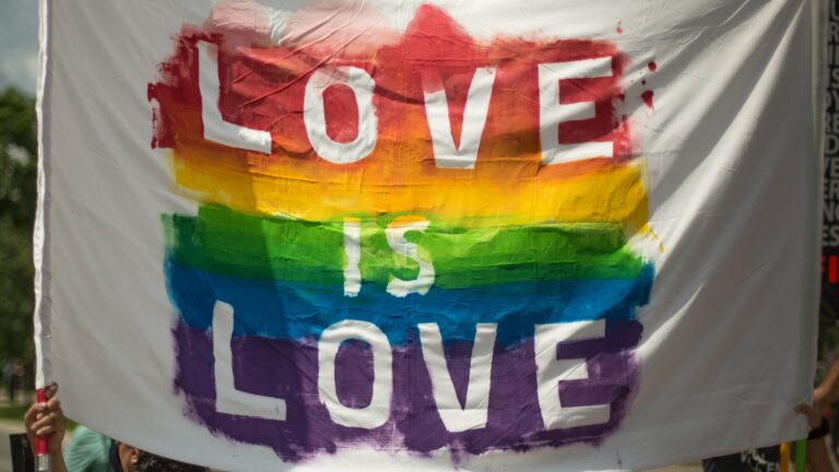 « LGBTQ+ » : Qu’est ce que ça veut dire ?