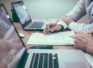 Optimiser la veille sur les marchés publics, trois clés pour y arriver veille appel d'offre ordinateur