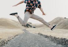 homme portant un pantalon beige