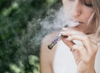 La cigarette électronique pour remplacer le tabac Une femme fume une cigarette électronique