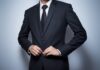 jeune homme en costume