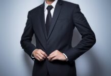 jeune homme en costume