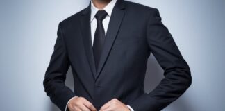 jeune homme en costume