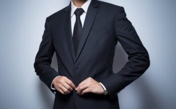 Quels sont les différents styles de costume pour hommes ? jeune homme en costume