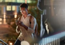 jeune utilise un standard téléphonique virtuel professionnel