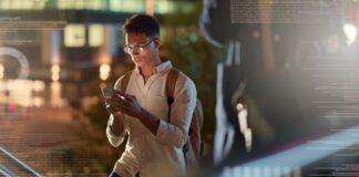 jeune utilise un standard téléphonique virtuel professionnel