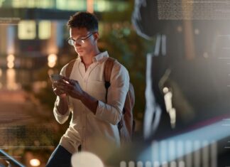 Pourquoi choisir le Standard téléphonique virtuel professionnel ? jeune utilise un standard téléphonique virtuel professionnel