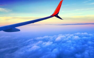 5 Accessoires Pratiques pour Voyager en Avion
