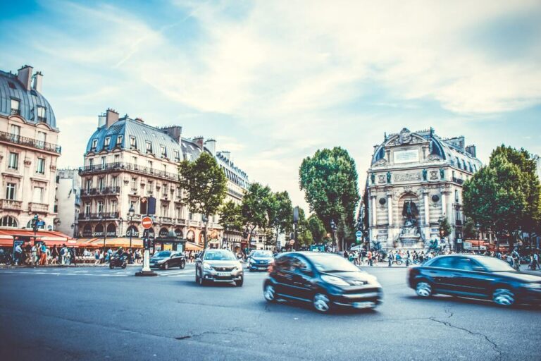 Conduire à Paris : Conseils pour Naviguer dans les rues de la capitale