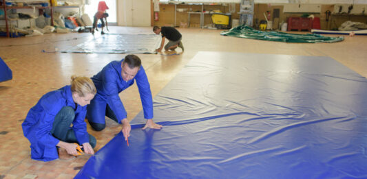 Bâche sur mesure : les critères essentiels à considérer