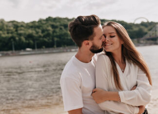 Réussir à maintenir la flamme dans son couple : conseils et astuces au quotidien