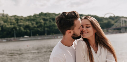 Réussir à maintenir la flamme dans son couple : conseils et astuces au quotidien