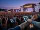 L’essor du « Phygital » dans les festivals : quand le textile devient un point de contact NFC